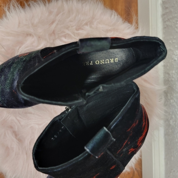 ❤🩷Bruno Premi Anthropologie - Velvet Black with Red & Green Heeled Boots❤🩷 - Picture 10 of 14